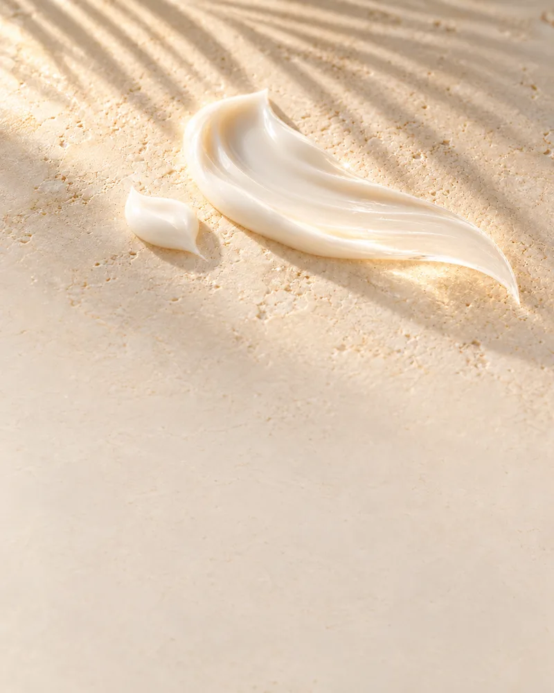 Crema solar con sombra de palmera